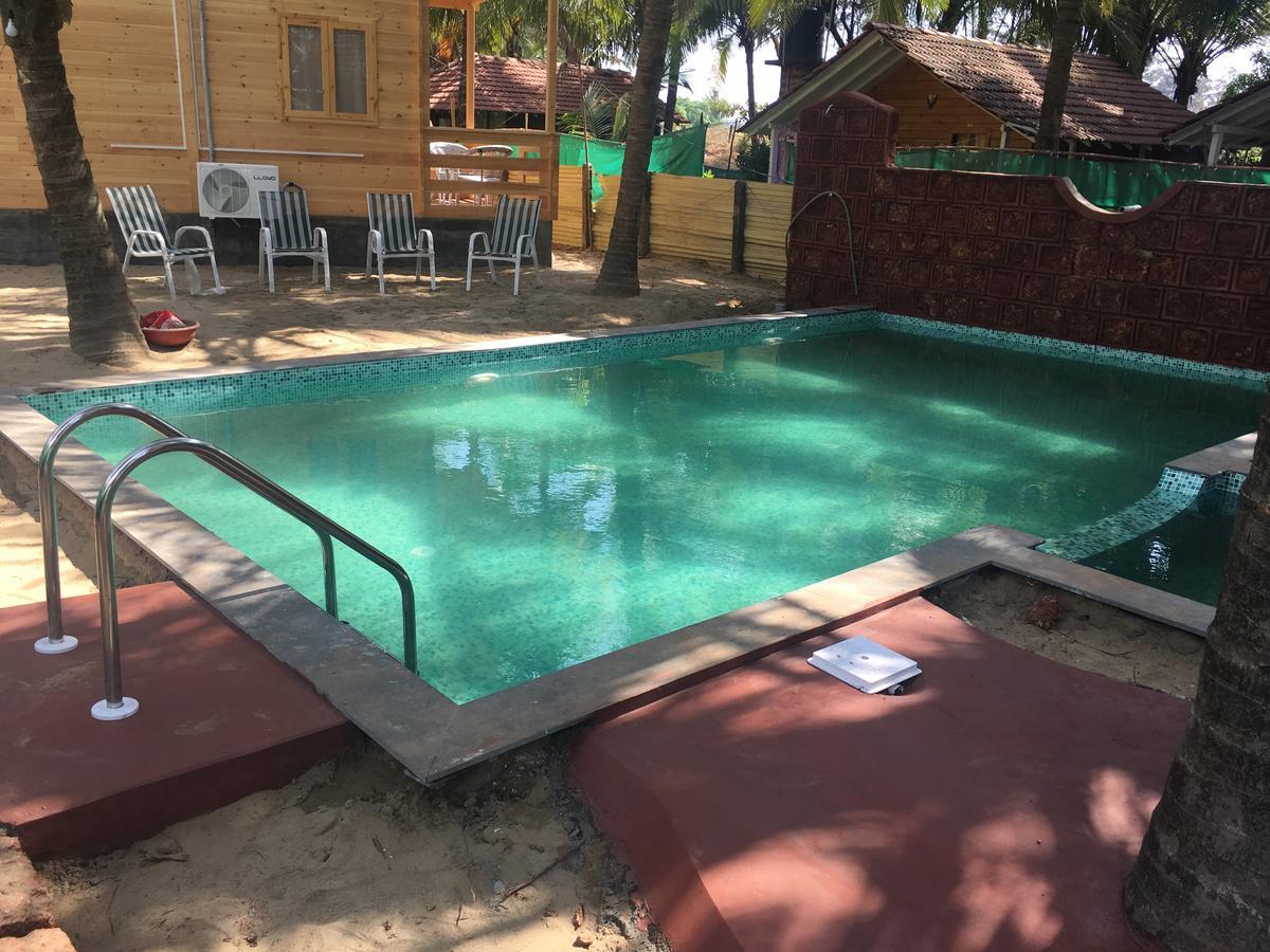 Tiara Fiesta Beach Cottages Morjim Bagian luar foto